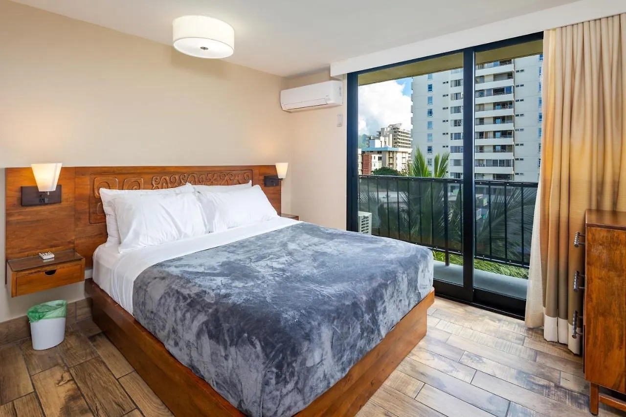Gorgeous One Bedroom Bamboo Blocks From The Beach Honolulu Apartment